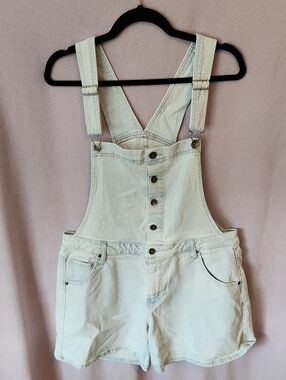 🎀2/$30🎀 Hot Topic Light Wash Denim Short Overalls